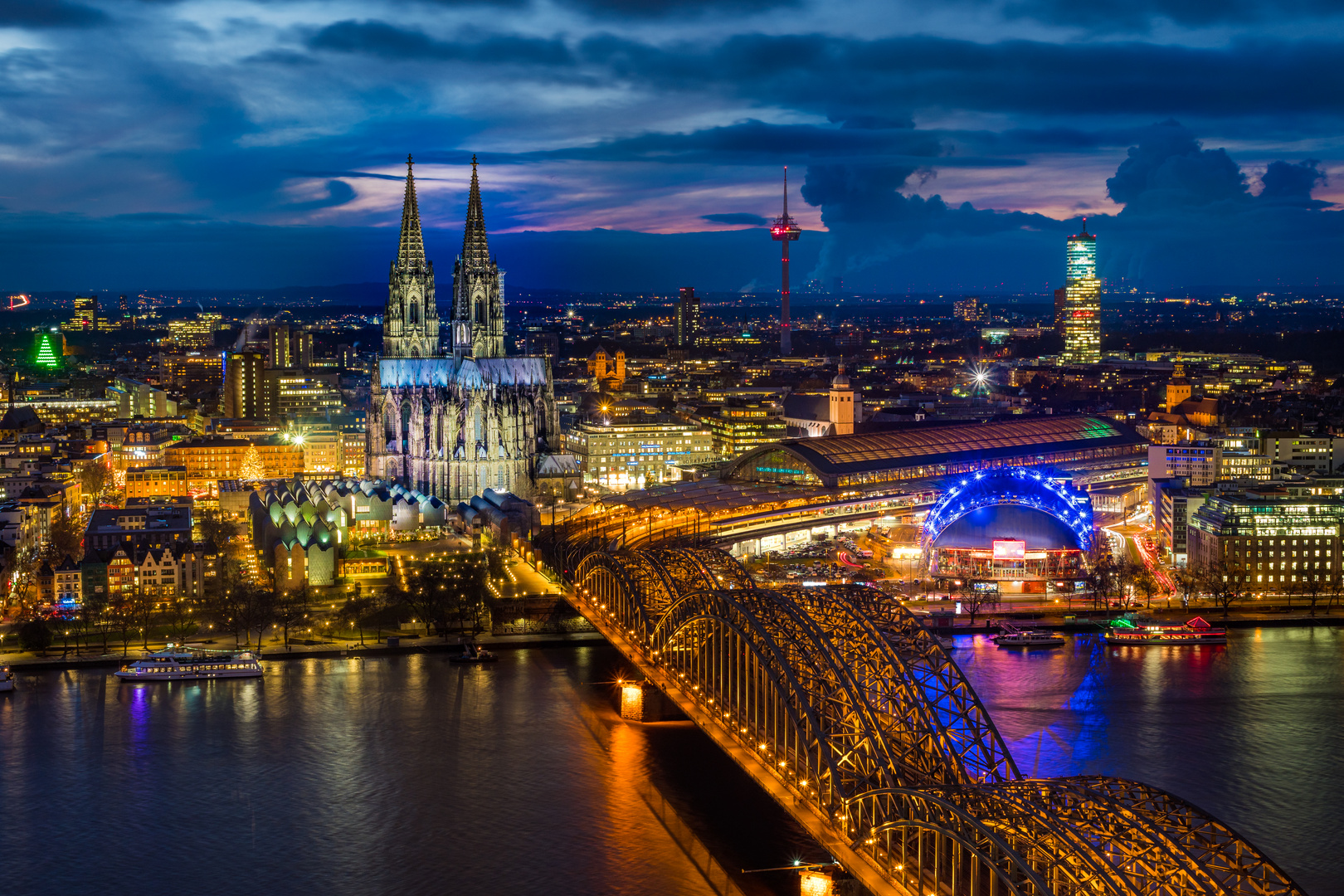 Kölner Skyline bei Nacht mit Dom und Hohenzollernbrücke